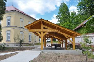 Atypický dřevěný altán a pergola