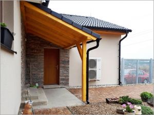 Dřevěná pergola ke vchodu